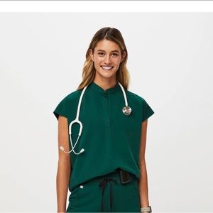 FIGS Scrub Top - HUNTER GREEN